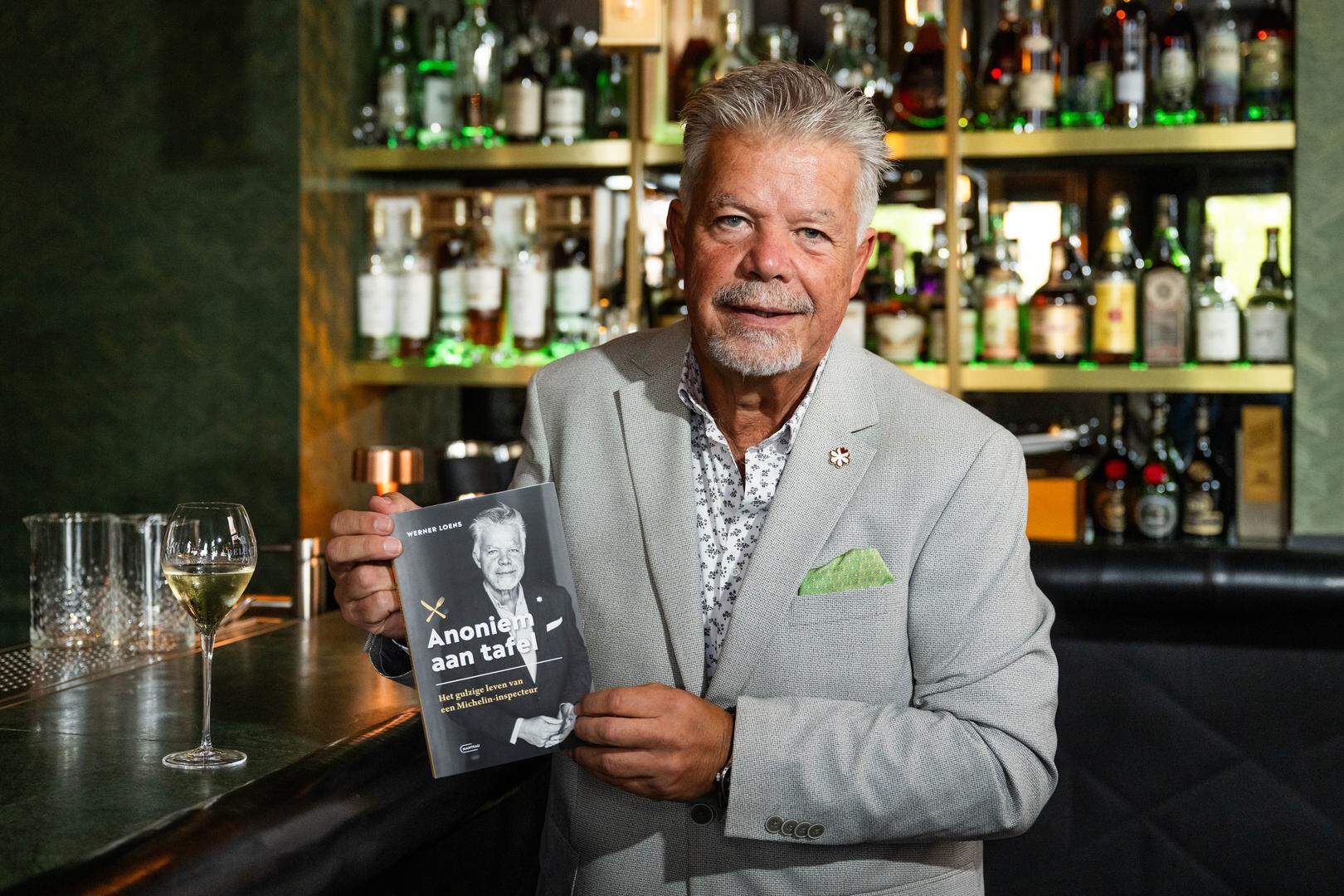 Werner Loens met het boek 'Anoniem aan tafel' 